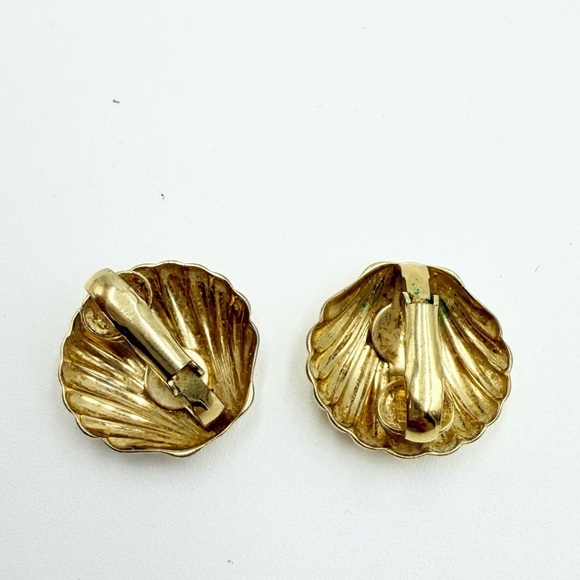 Vintage Clam Shell Gold Tone Clip on Earrings - Picture 3 of 5